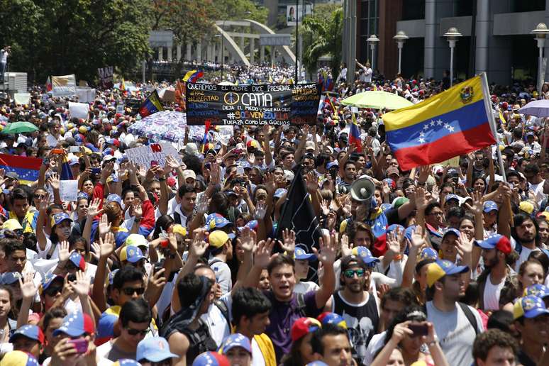 Um grupo de oposição ao governo reunido em manifestação contra Maduro nesta quarta-feira, quando se completa um mês de protestos
