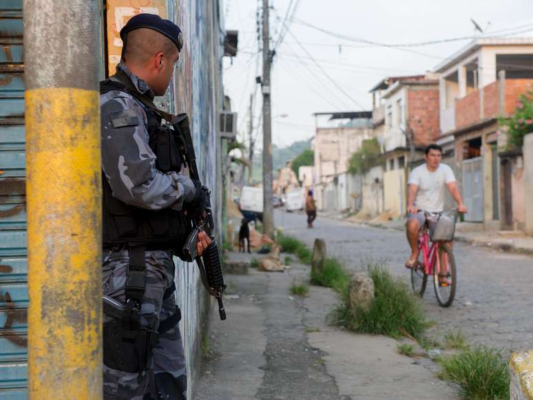 Junto do Bope, as forças de segurança atuam no processo de varredura de toda a comunidade atrás de possíveis criminosos, armas e drogas