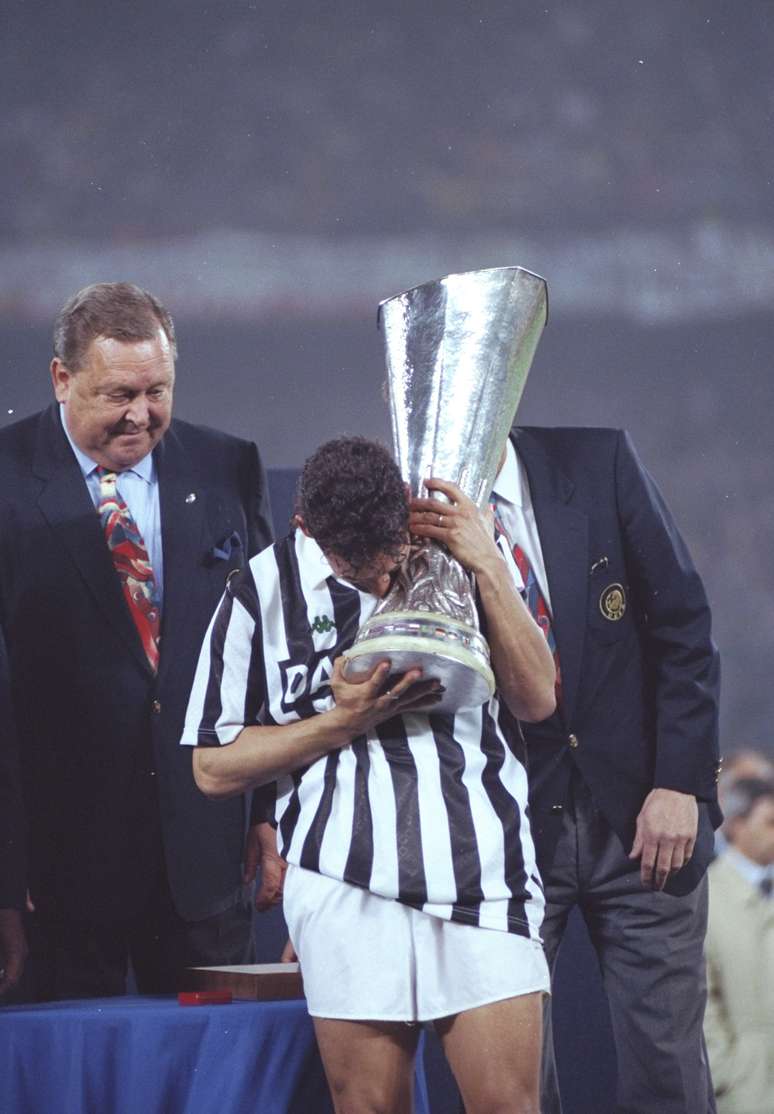 O meia Roberto Baggio era o "menino de ouro" da Fiorentina. De promessa a &iacute;dolo ap&oacute;s os 35 gols - muitos deles antol&oacute;gicos - em 30 jogos entre 1987 e 88, o camisa 10 carregou a Fiorentina &agrave; decis&atilde;o da Copa da Uefa dois anos depois, justamente contra a arquirrival Juventus. Mas o clube de Turim tinha uma carta na manga: Baggio j&aacute; estava contratado para a temporada seguinte