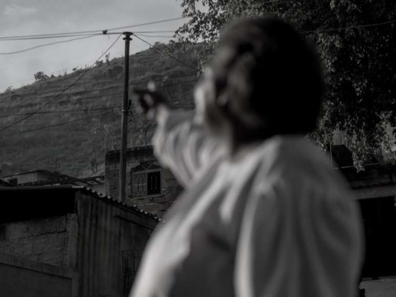 <p>Dona Maria Quirina aponta para o cruz no alto: "&eacute;&nbsp;aquilo, n&eacute;. Vai que a gente sobe e l&aacute; do alto algu&eacute;m pensa que a gente &eacute; vagabundo"</p>