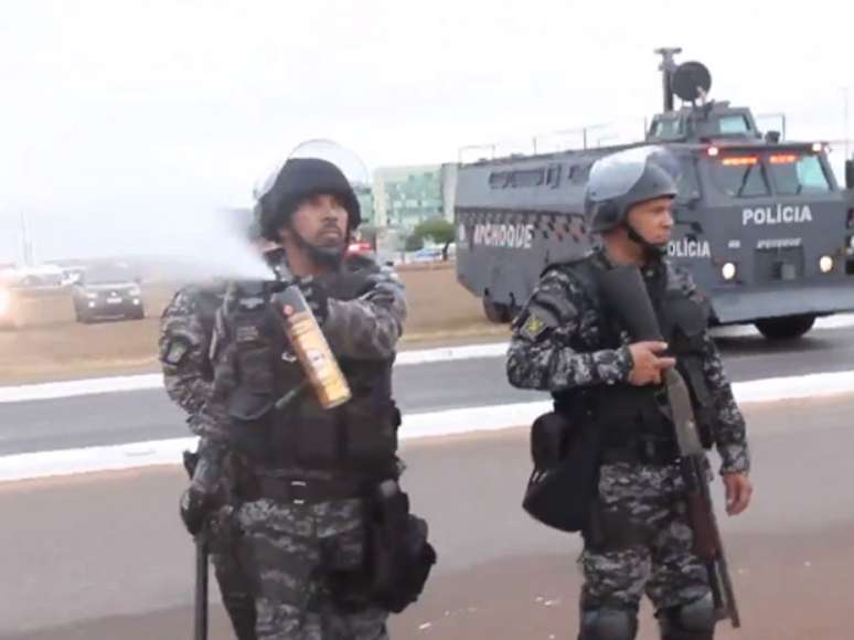 Vídeo mostra policial militar disparando spray contra manifestantes