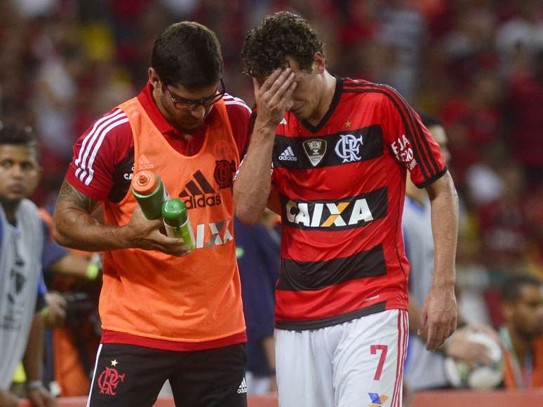 <p>Elano sentiu dores durante o jogo contra o Bolívar</p>