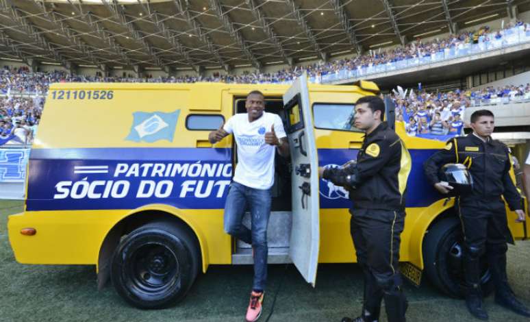 <p>Jogador foi apresentado com grande estrat&eacute;gia de marketing do Cruzeiro</p>