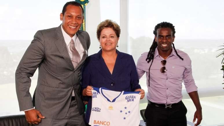 <p>Márcio Chagas e o jogador Tinga, também alvo de racismo, se encontraram com a presidente Dilma em ato contra o preconceito, em Brasília</p>