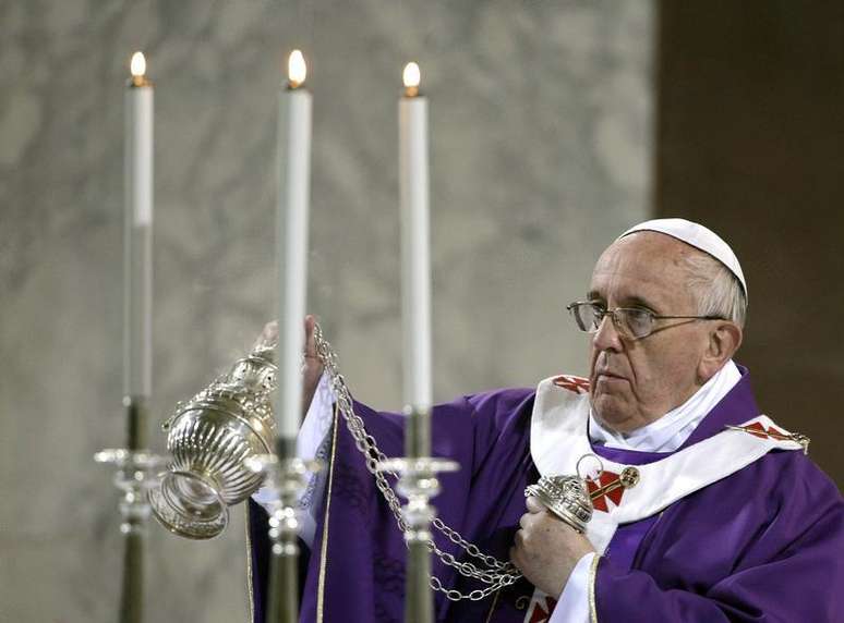 <p>Papa Francisco aben&ccedil;oa altar durante a missa de Quarta-feira de Cinzas na Bas&iacute;lica de Santa Sabina, em Roma. No primeiro ano desde a sua surpreendente elei&ccedil;&atilde;o, o papa ampliou tanto as esperan&ccedil;as em mudan&ccedil;as iminentes nos ensinamentos da Igreja que administrar todas as expectativas est&aacute; sendo um desafio -&nbsp;05/03/2014</p>