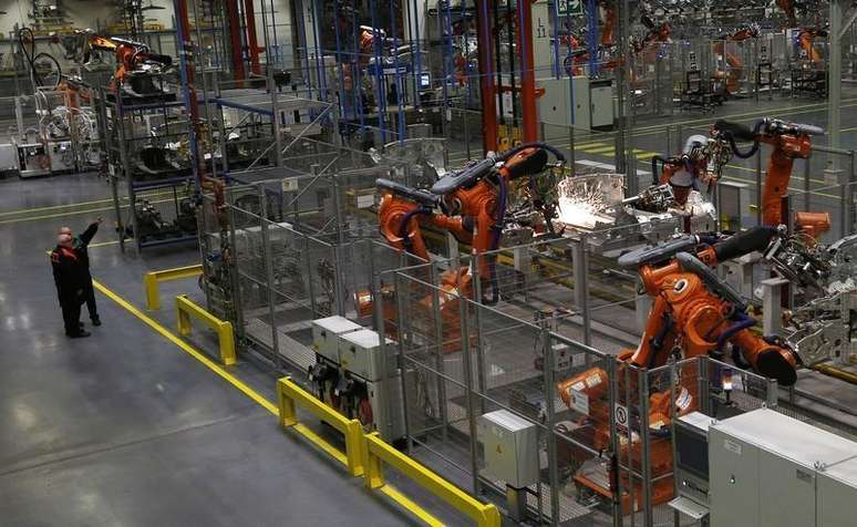 <p>Robôs trabalham em um Mini 2013 na fábrica da BMW em Oxford, no sul da Inglaterra</p>