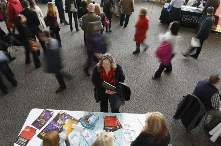 Uma mulher que procura um emprego fala um representante em uma feira de carreiras da área de saúde, em Denver. O número de norte-americanos que entrou com novos pedidos de auxílio-desemprego caiu inesperadamente e atingiu nova mínima em três meses na semana passada, sugerindo um fortalecimento nas condições do mercado de trabalho. 09/04/2013