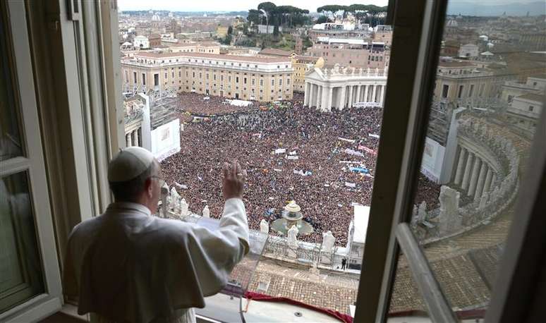 Papa Francisco cumprimenta fieis no Vaticano quando assumiu o papado em março de 2013