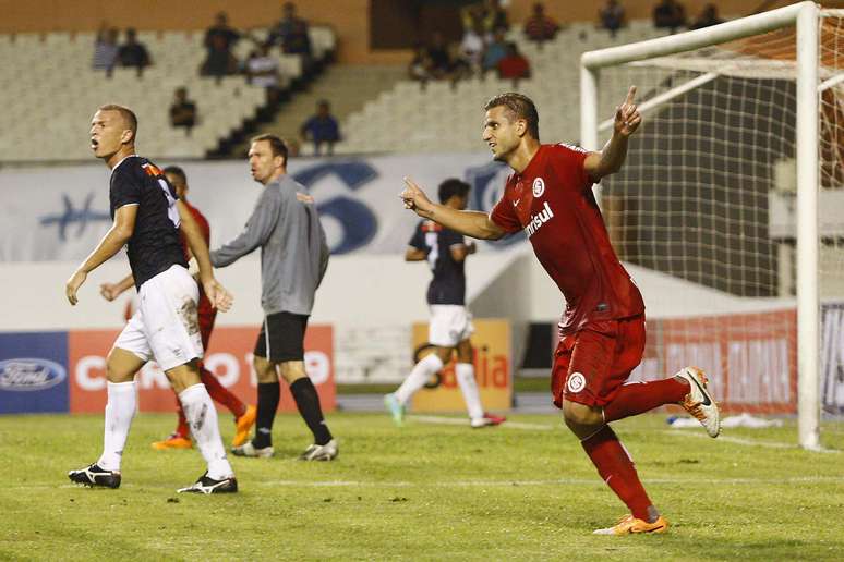 <p>Rafael Moura marcou dois dos gols do Internacional no Mangueirão</p>