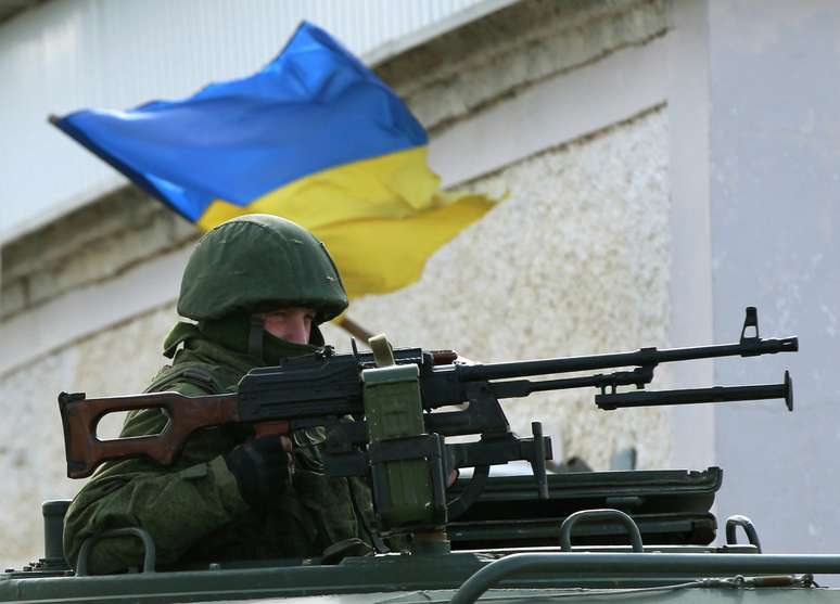 Militar russo faz guarda do lado de fora da base militar ucraniana em Perevalnove, próximo à cidade de Simferopol em 13 de março
