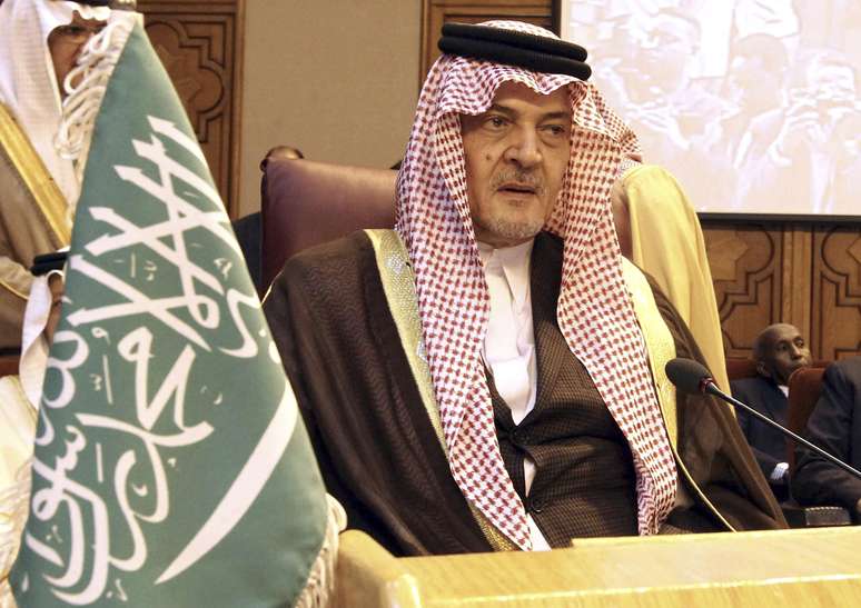Saud Al Faisal pediu que o Catar se submeta a três exigências: "fechar o canal Al Jazeera, que provoca a sedição, fechar os centros de pesquisa em Doha, e entregar todas as pessoas fora da lei que se encontrem em seu território"