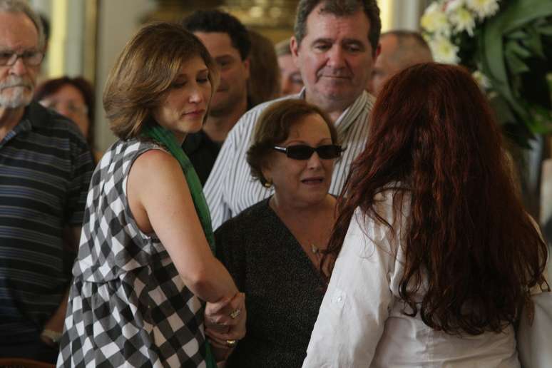 <p>Amigos e Familiares se emocionaram no velório de Paulo Goulart no Theatro Municipal, em São Paulo, que continuou nesta sexta-feira (14). Na foto Beth Goulart e Nicette Bruno</p>