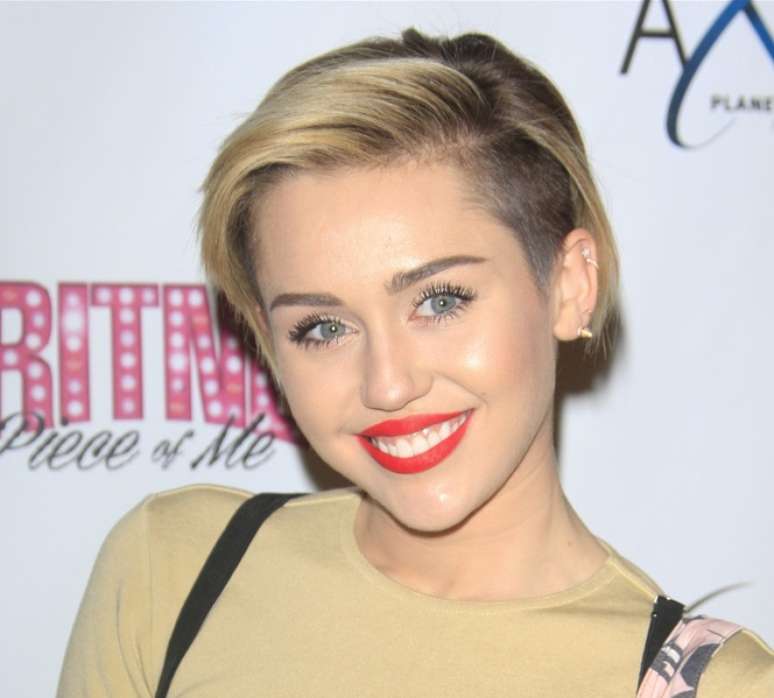 Miley Cyrus cortou e platinou os fios surpreendendo o mundo. Agora, com o cabelo um pouco maior, ela continua exibindo um visual ousado e muito fashion