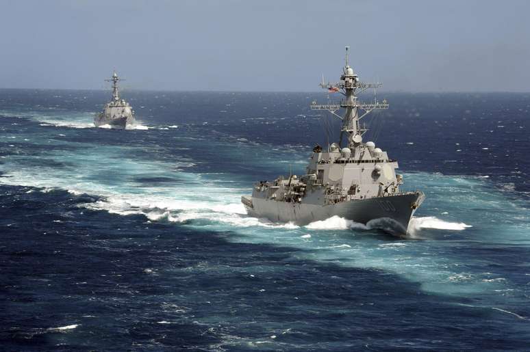 <p><span style="color: rgb(80, 80, 80); font-size: 12px; line-height: 18px;">Os navios americanos USS Kidd e USS Pinckney fazem parte das buscas pelo avião malaio desaparecido </span></p>