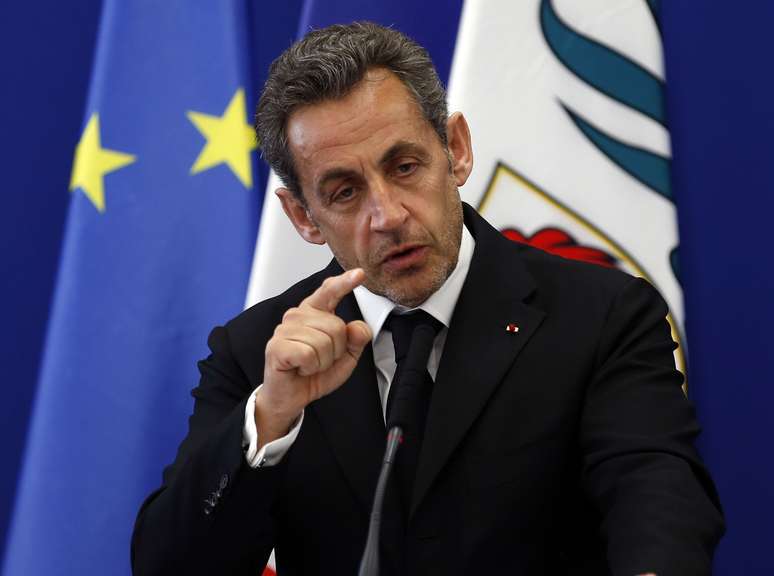 <p>O ex-presdiente fracês receberá uma indenização de 10 mil euros do ex- conselheiro  Patrick Buisson. Na foto, Sarkozy discursa durante inauguração de instituto de saúde e pesquisa do Alzheimer, em Nice, em 10 de março</p>