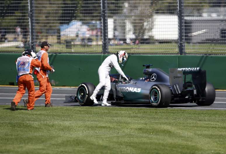 Lewis Hamilton enfrentou problemas com sua Mercedes e teve que abandonar