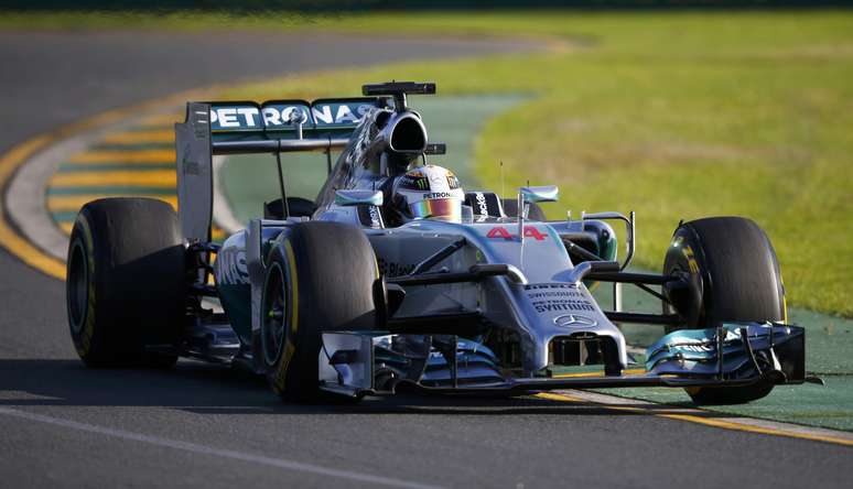 O britânico Lewis Hamilton, da Mercedes, foi o mais rápido na segunda sessão de treinos livres para o Grande Prêmio da Austrália na madrugada desta sexta-feira