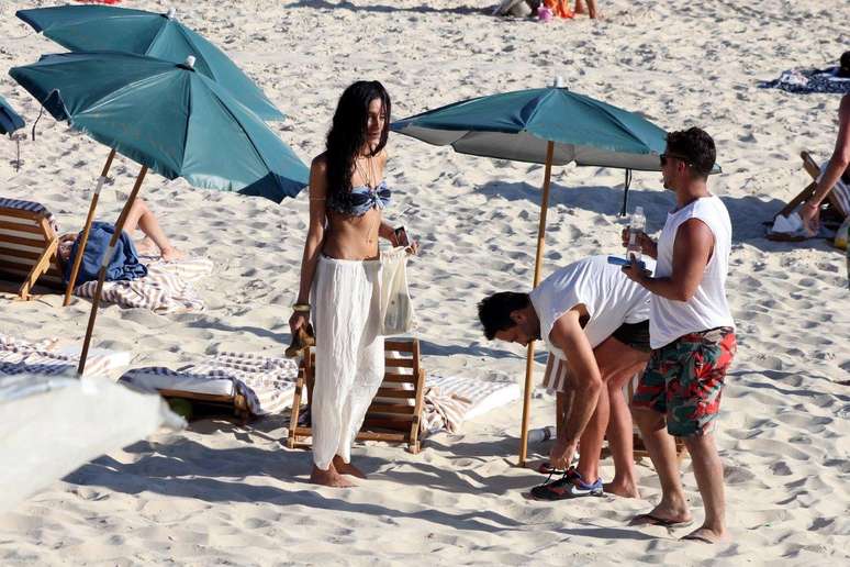 Lea T aproveitou esta sexta-feira (14) para relaxar com amigos na praia de Ipanema, zona sul do Rio de Janeiro. Vestindo biquíni, a modelo foi clicada ao lado de Ricardo Tisci, que é diretor da Givenchy