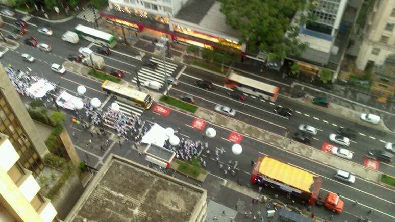 Enfermeiros percorrem a avenida Paulista em protesto que pede a redu&ccedil;&atilde;o da jornada de trabalho para a categoria