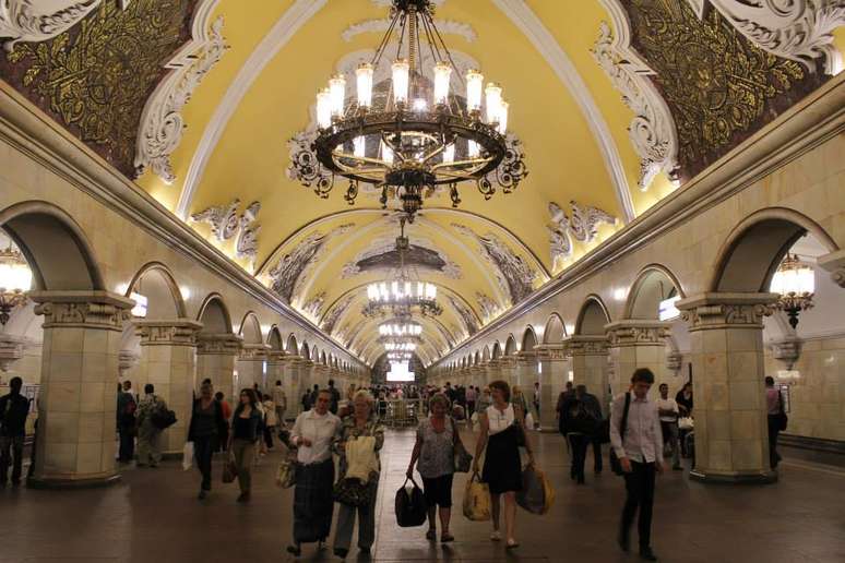 <p>O metr&ocirc; de Moscou chama aten&ccedil;&atilde;o por sua rica arquitetura</p>