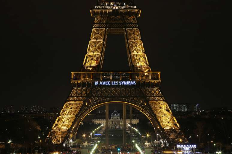 <p>Por volta das 19h00 locais, a mensagem '#AvecLesSyriens' (#ComOsS&iacute;rios) foi projetada sobre a Torre</p>
