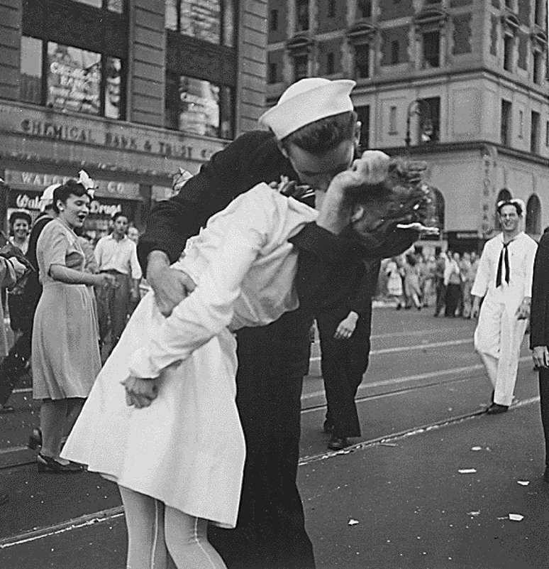 <p>A foto de Glenn McDuffie&nbsp;beijando uma enfermeira&nbsp;na Times Square simbolizou o fim da Seunda Guerra Mundial</p>