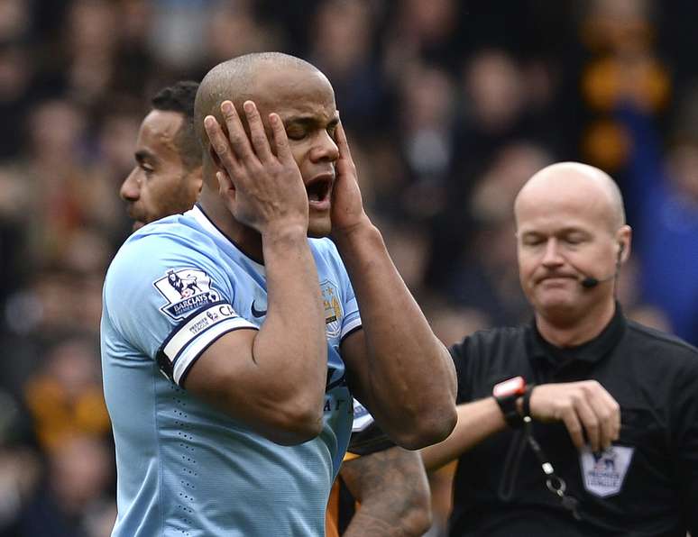 Kompany foi expulso no come&ccedil;o do jogo; mesmo assim City venceu com tranquilidade