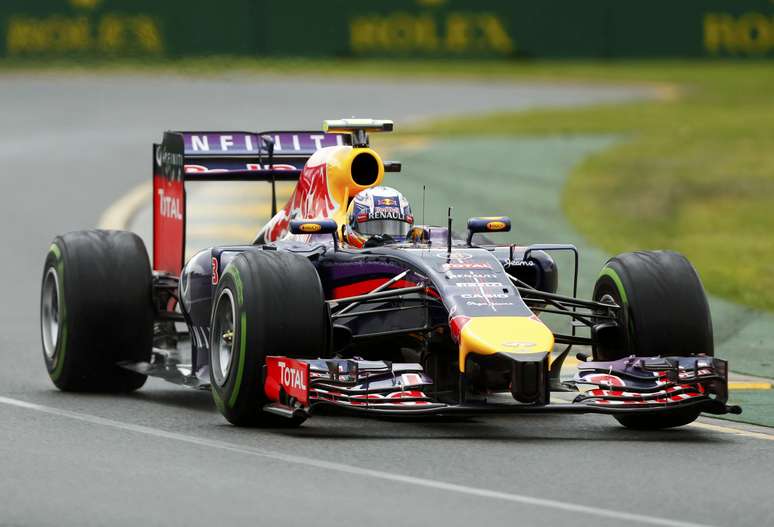 <p>Australiano da Red Bull (foto) largará em segundo lugar, enquanto Vettel sai em 12º</p>