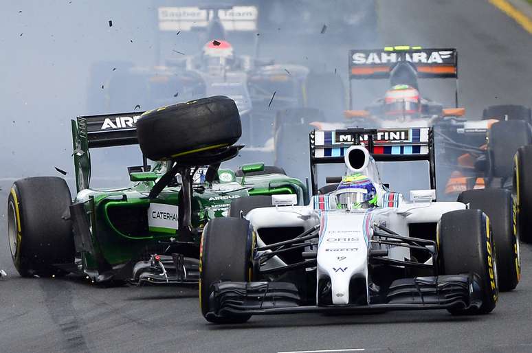 Cercada de expectativas, a estreia de Felipe Massa pela Williams acabou na primeira curva do Grande Prêmio da Austrália: o brasileiro - que largava em nono lugar - foi atingido pela Caterham do japonês Kamui Kobayashi, que saiu do 15º lugar no grid