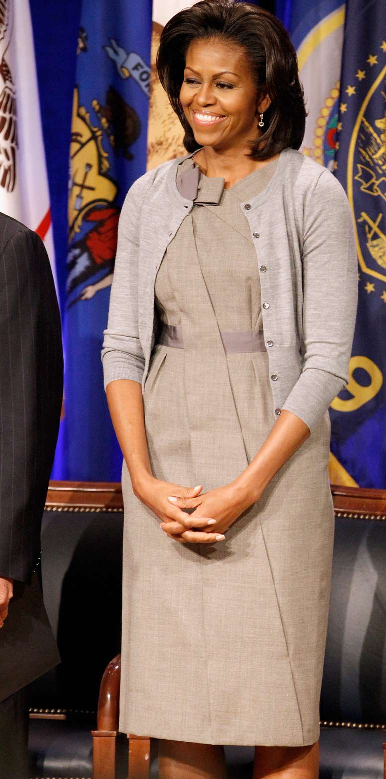 <p>Michelle Obama, primeira-dama dos Estados Unidos, veste cardigã sobre vestido em tons neutros</p>