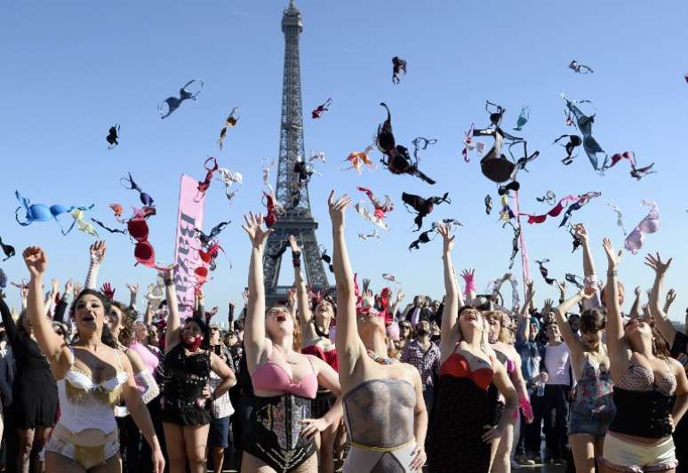 <p>Com a torre Eiffel ao fundo, mulheres chamam a atenção sobre o cancer de mama</p>