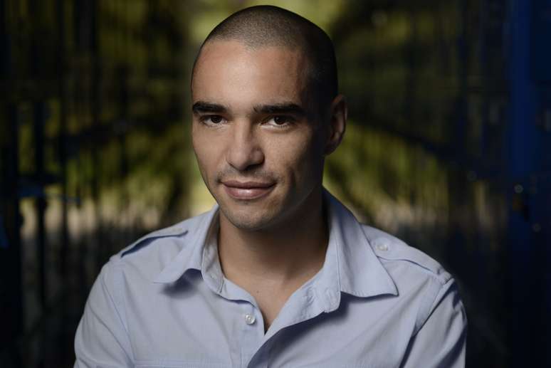 <p>Caio Blat teve que raspar a cabeça para viver Sonan, em <em>Joia Rara</em></p>