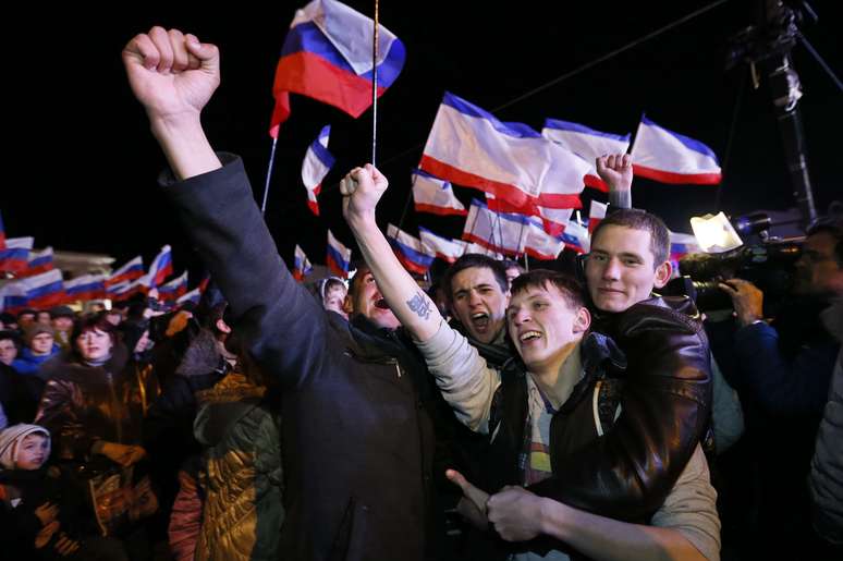 <p>População da Crimeia comemora na praça Lenin, em Sinferopol, o resultado do referendo que aprovou a anexação da Crimeia à Rússia</p>