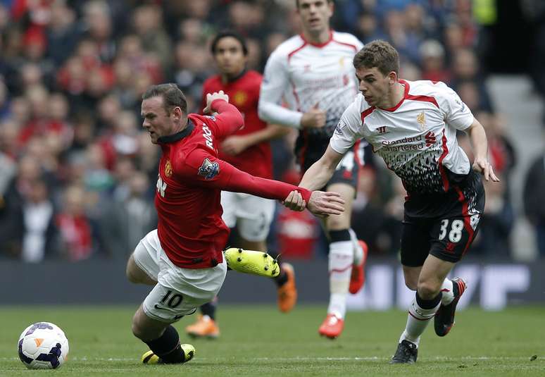 Flanagan disputa bola com  Rooney em Liverpool x Manchester United