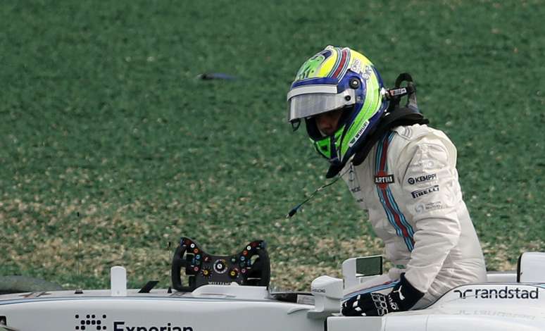 Felipe Massa deixa sua Williams após sofrer batida do japonês Kamui Kobayashi