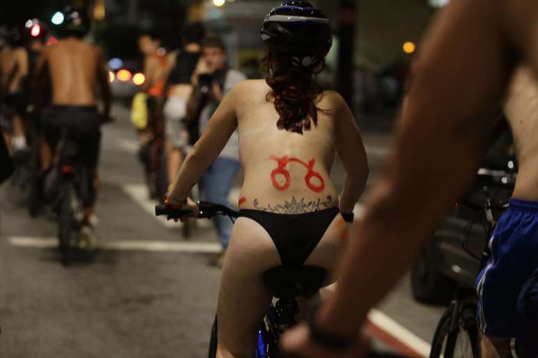 <p>Dezenas de ciclistas pedalaram sem roupa na noite deste sábado na Avenida Paulista, São Paulo, em um protesto contra a fragilidade e a exposição da bicicleta como meio de transporte na grande cidade</p>