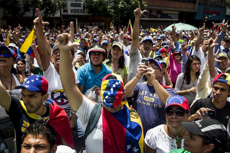 <p>Centenas de pessoas participaram de nova manifestação contra o governo de Nicolás Maduro, em Caracas</p>