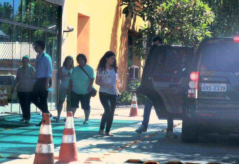 Filha do humorista Renato Aragão foi fotografada deixando o hospital no Rio