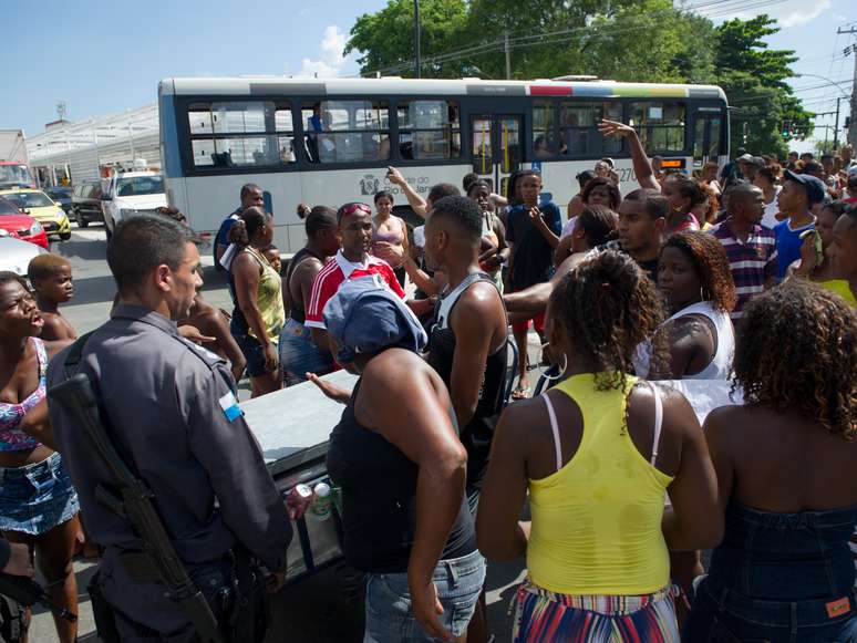 Moradores de Madureira, zona norte do Rio de Janeiro, protestaram nesta segunda-feira contra a morte de Cláudia da Silva Ferreira