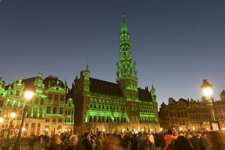 <p>O Grand-Place, de Bruxelas, foi iluminado com luzes verdes, por ocasião do Dia de São Patrício, como parte da Iniciativa Global Greening de Turismo da Irlanda, em Bruxelas, neste domingo, 16 de março</p>