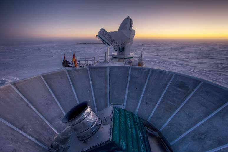 <p>Foto de 2007 mostra o telescópio BICEP2, no Pólo Sul, na Antártida. Cientistas encontraram evidências de que o universo começou com o crescimento incrivelmente rápido, de uma fração de segundo, de uma semente muito menor do que um átomo</p>