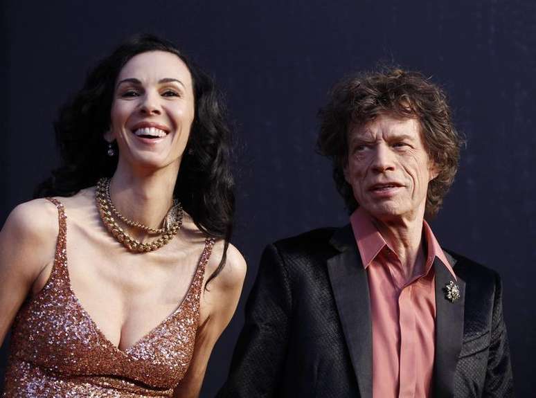 O vocalista dos Rolling Stone, Mick Jagger (à direita), ao lado de sua namorada, a estilista L'Wren Scott (à esquerda), na festa da revista Vanity Fair em 2011, em Hollywood. A estilista foi encontrada morta nesta segunda-feira em seu apartamento, em Nova York, segundo uma autoridade policial. 28/02/2011