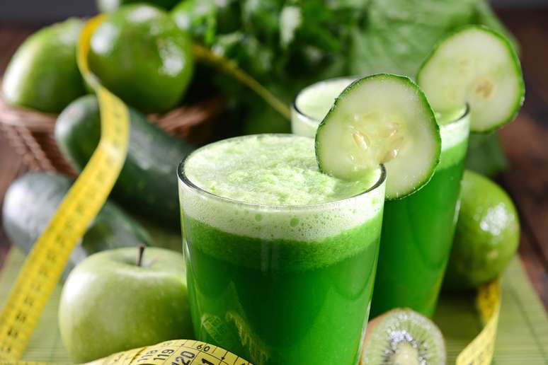Suco verde com água de coco  também é composto por maça verde, suco de meio limão e pepino