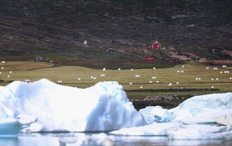 Navio passa por icebergs em Qaqortoq, na Groenlândia. Desgelo tem ritmo acelerado nos últimos anos, afetando nível do mar