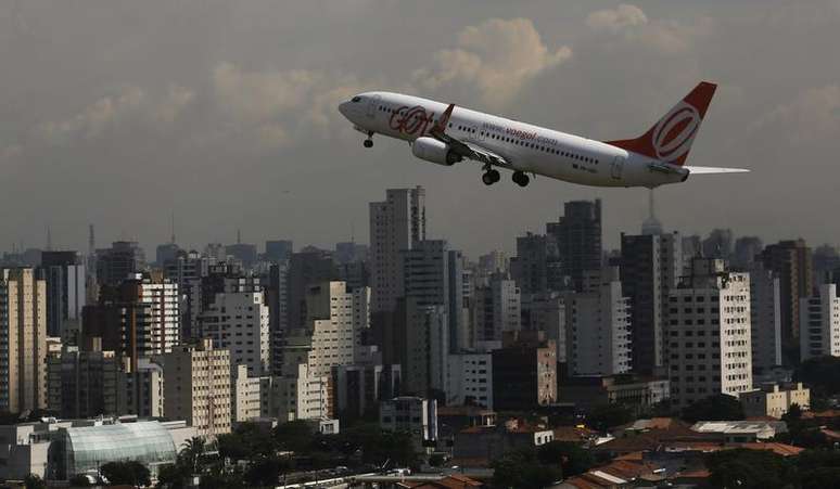 <p>Um Boeing 737-800 da Gol decola do aeroporto de Congonhas, em São Paulo; aéreas podem evitar multas por falta de acomodação na Copa</p>