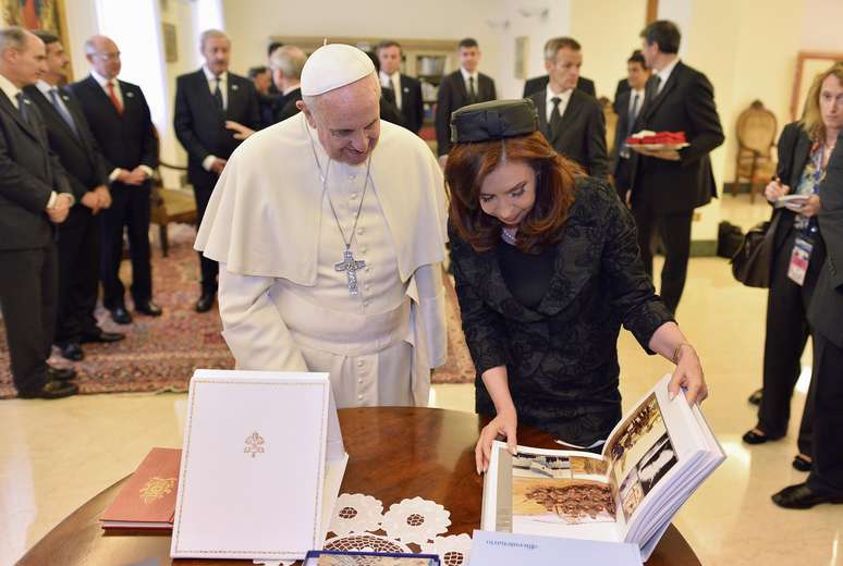 <p>Cristina Kirchner e o Papa Francisco trocaram presentes durante o encontro</p>