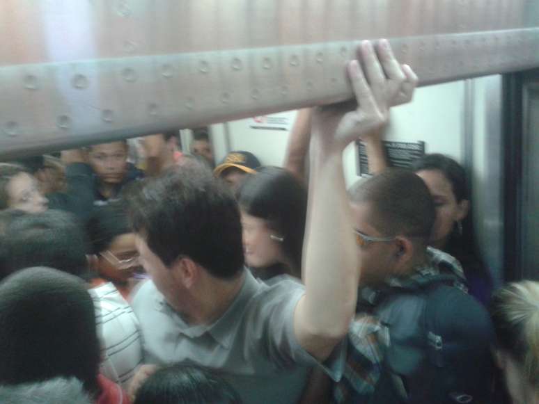 Usuários do Metrô se apertam para entrar em trem na estação Paraíso