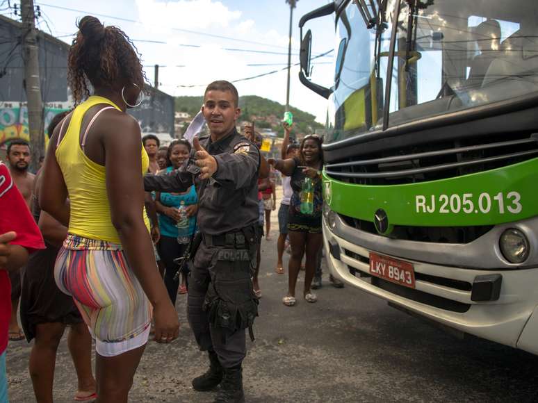 Policial contém moradora durante protesto em Madureira