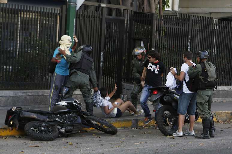 <p>A Guarda Nacional venezuelana deteve&nbsp;manifestantes contra o governo na pra&ccedil;a de Altamira, em Caracas, neste domingo</p>