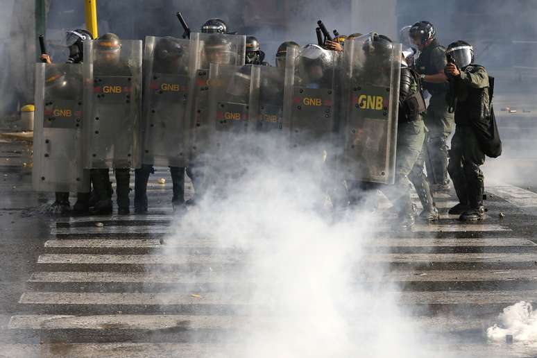 <p>Soldados da Guarda Nacional avan&ccedil;aram contra barricadas de manifestantes anti-governo na pra&ccedil;a de Altamira. Oponentes do governo de Maduro marcharam neste domingo para protestar contra interfer&ecirc;ncia cubana nas For&ccedil;as Armadas</p>